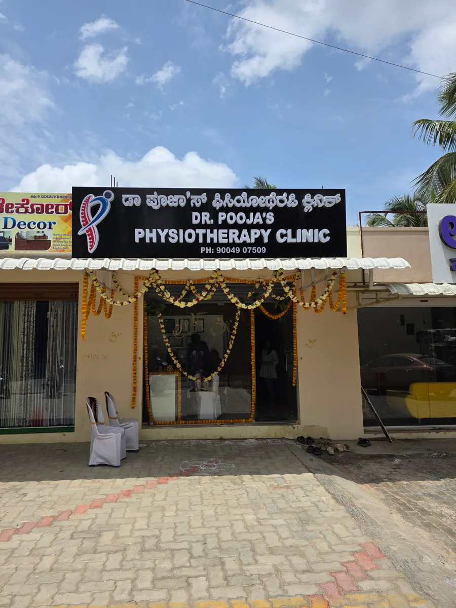 Front entrance and signboard of Dr Pooja’s Chikkanayakanahalli clinic